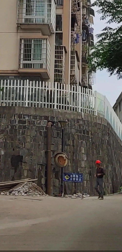 新昌某小区被曝野蛮施工，建筑材料堆放杂乱引业主担忧